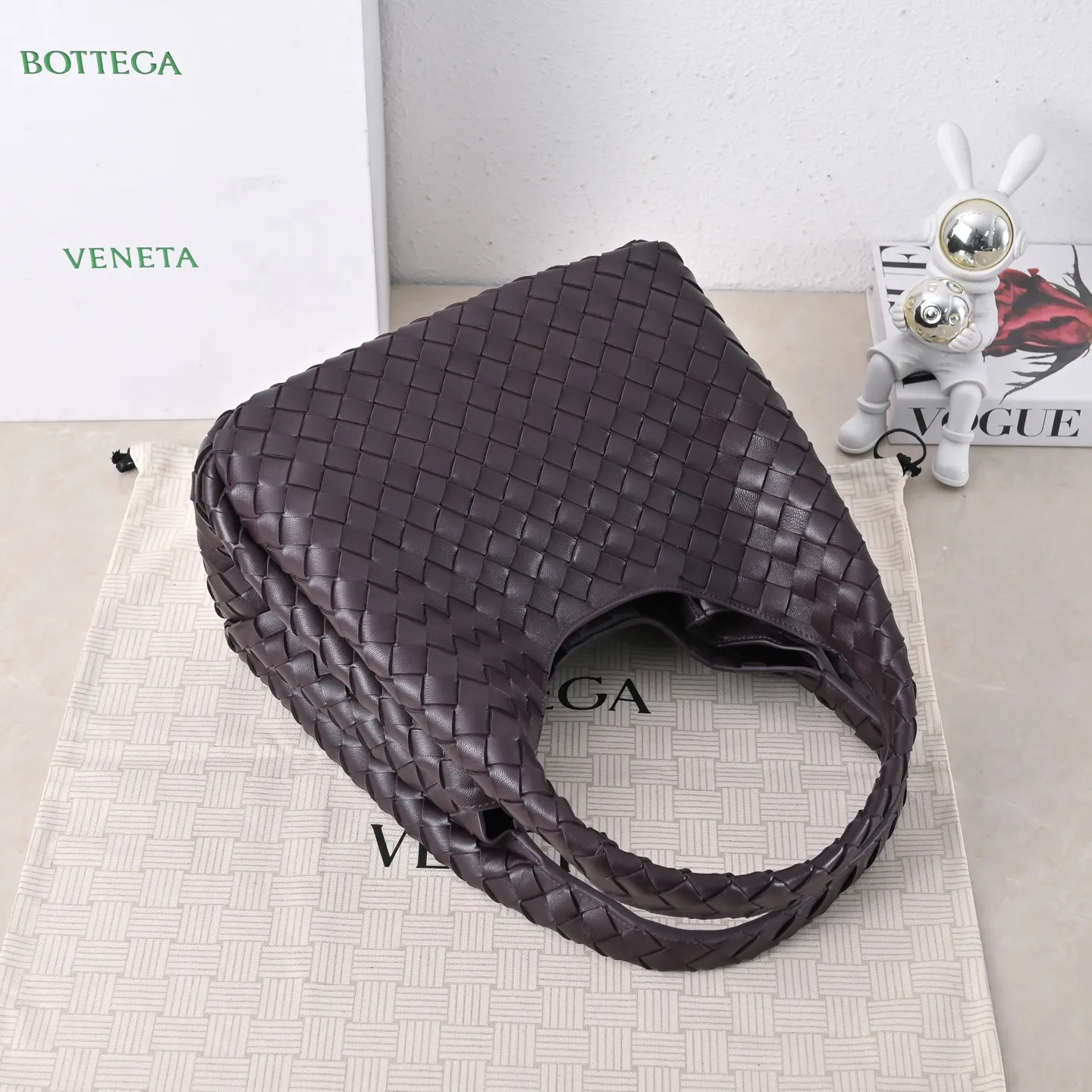 Batch 2160 new products are coming! BOTTEGA VENETA Bottega Veneta's 2025 new Campana shoulder bag is on the market~ First of all, I would like to praise the weight of this bag. As a not too small bag, it is very light for daily use. For people like me who need to carry a lot of belongings when going out, this advantage is great, and it greatly reduces the burden of traveling. 🛍️The shape is a bit like a combination of parachute and jodie. The blunt triangle shape is cute and honest. Carrying it on your back when going shopping is a good mood accelerator. The handles and body of the bag are both classic weaves. A tie is added to the original open design. If it is not tied up, the bag will look like a small vegetable basket when carried. Style number: 4249 Size: 33*20*16.5cm